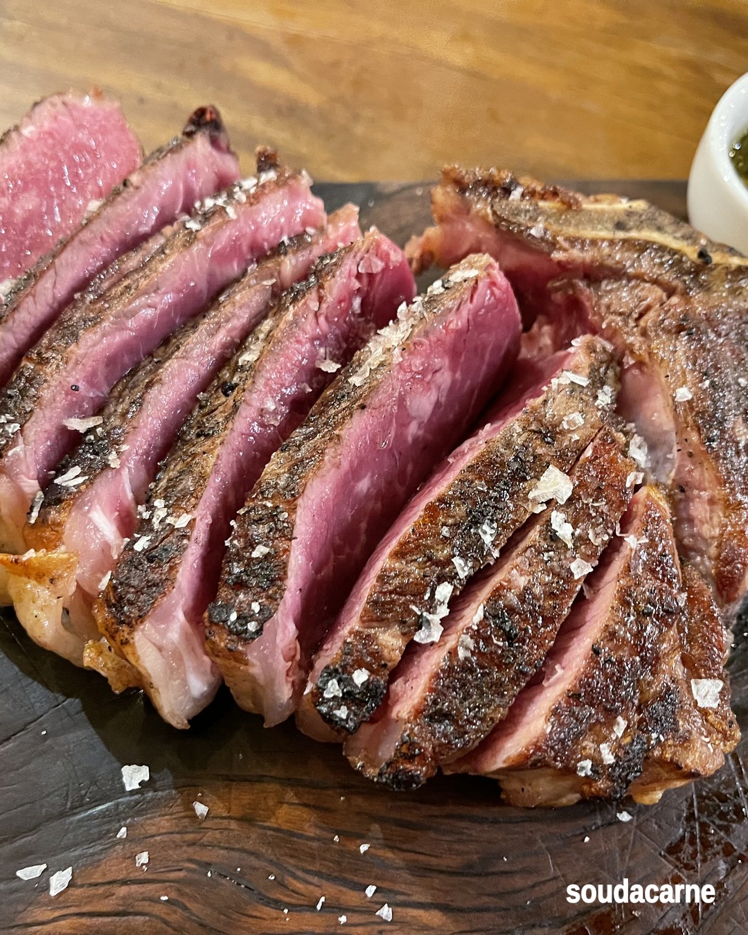 Capa do artigo: Chimichurri de verdade não cobre a carne — contrasta com ela
