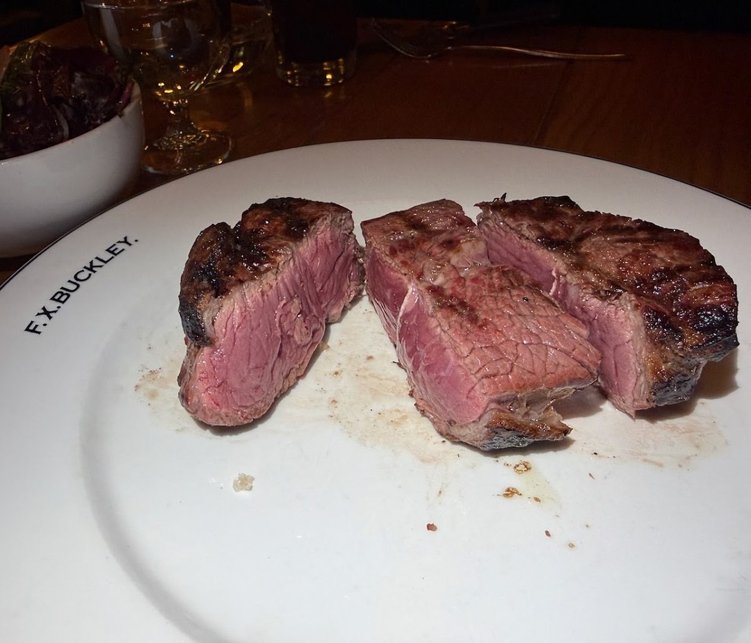 Tem prato que serve carne e tem prato que assina. Esse aqui leva o nome gravado na louça: 