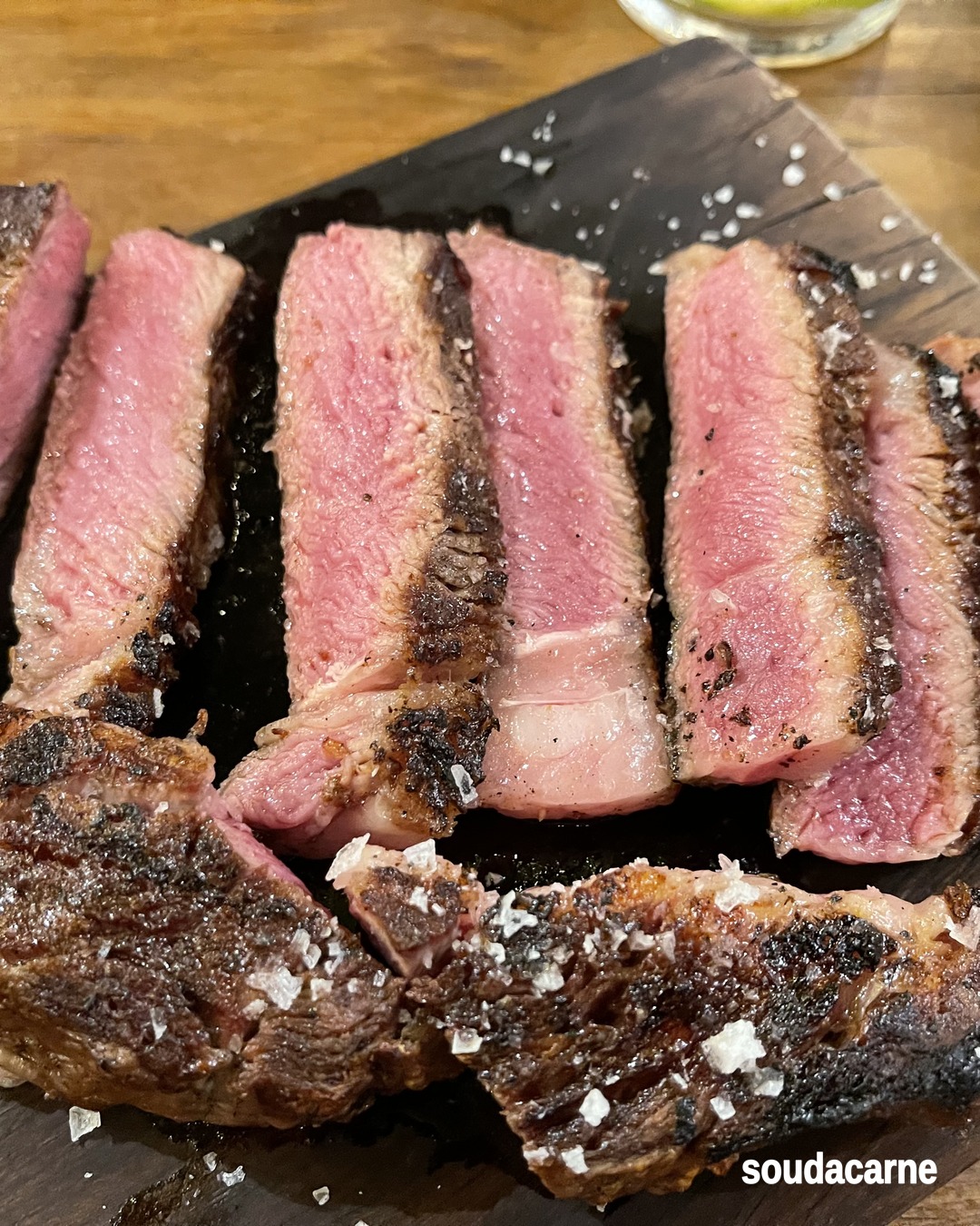 Bife fatiado, ponto malpassado, flor de sal por cima — e nada mais. É a foto mais simples 