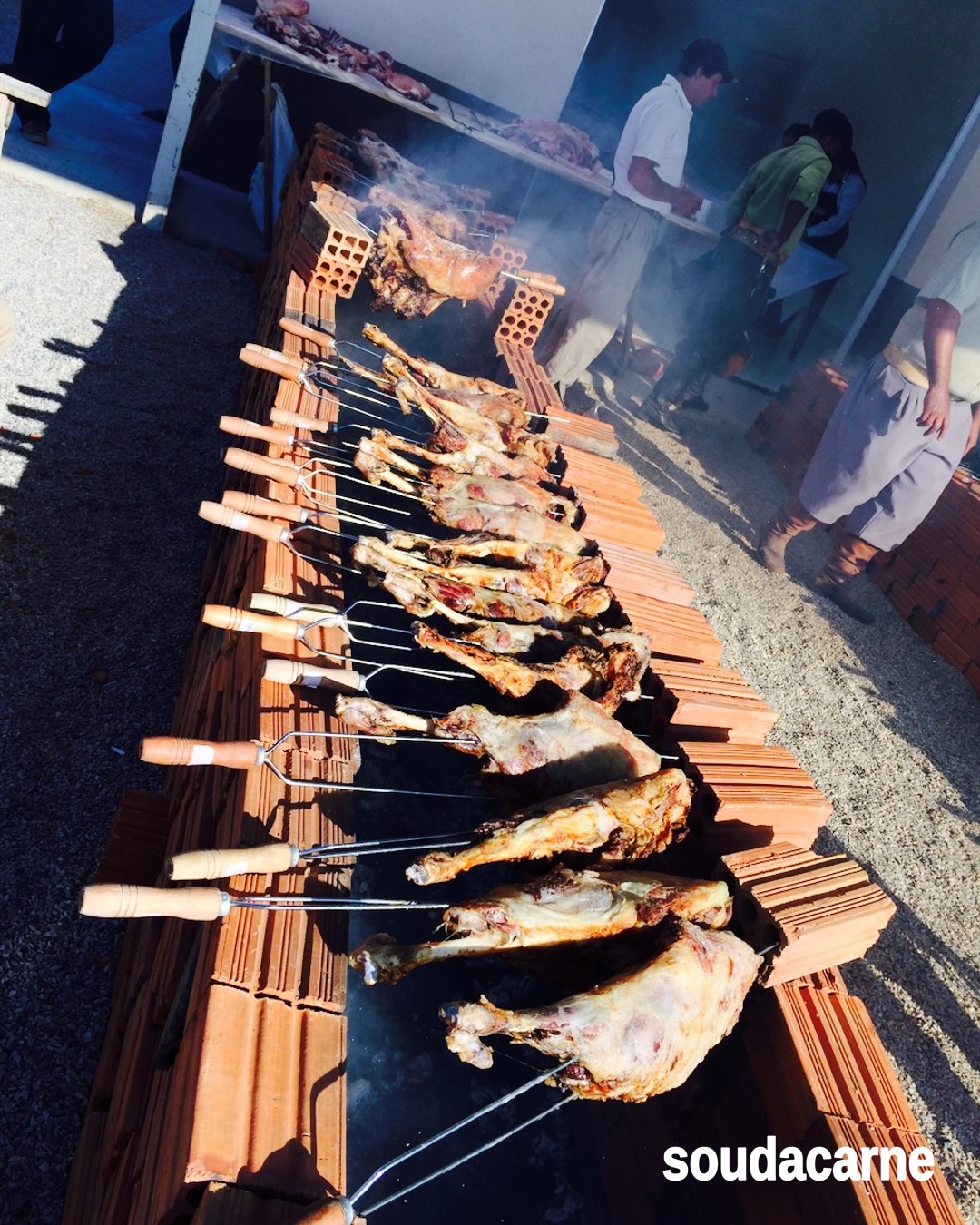 Cordeiro al asador não é receita: é liturgia. Da campanha gaúcha aos campos do Uruguai. Fe