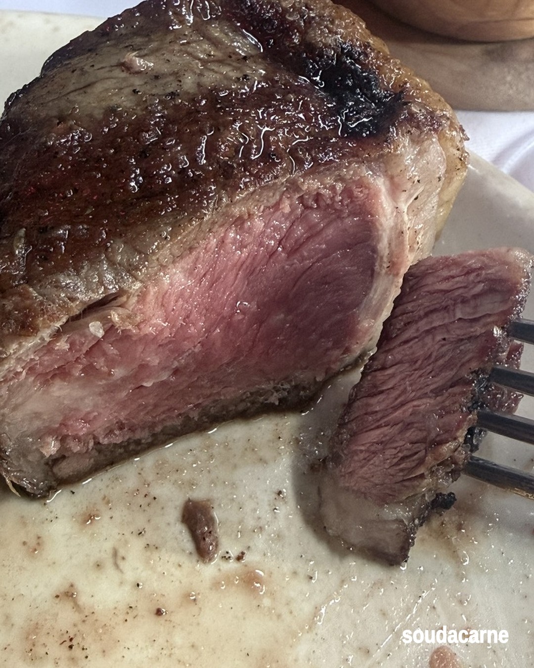 O ponto da carne não se explica, se mostra. Olha a face desse ojo de bife aberto: crosta s